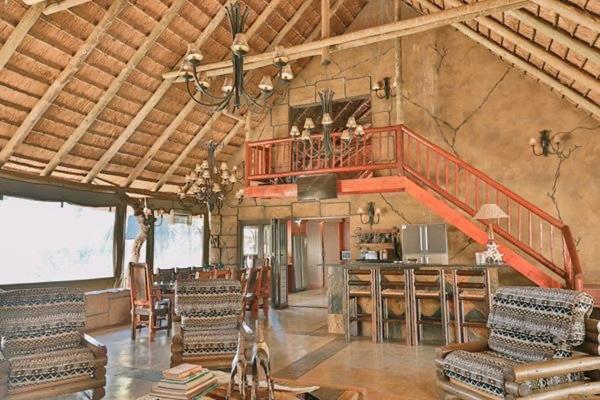 Tshukudiba Game Lodge Tom Burke Bagian luar foto