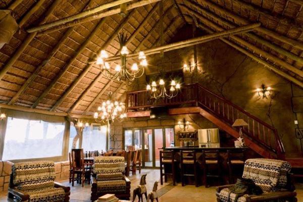 Tshukudiba Game Lodge Tom Burke Bagian luar foto