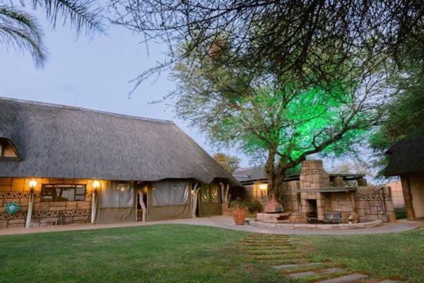 Tshukudiba Game Lodge Tom Burke Bagian luar foto