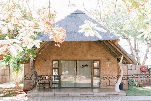 Tshukudiba Game Lodge Tom Burke Bagian luar foto