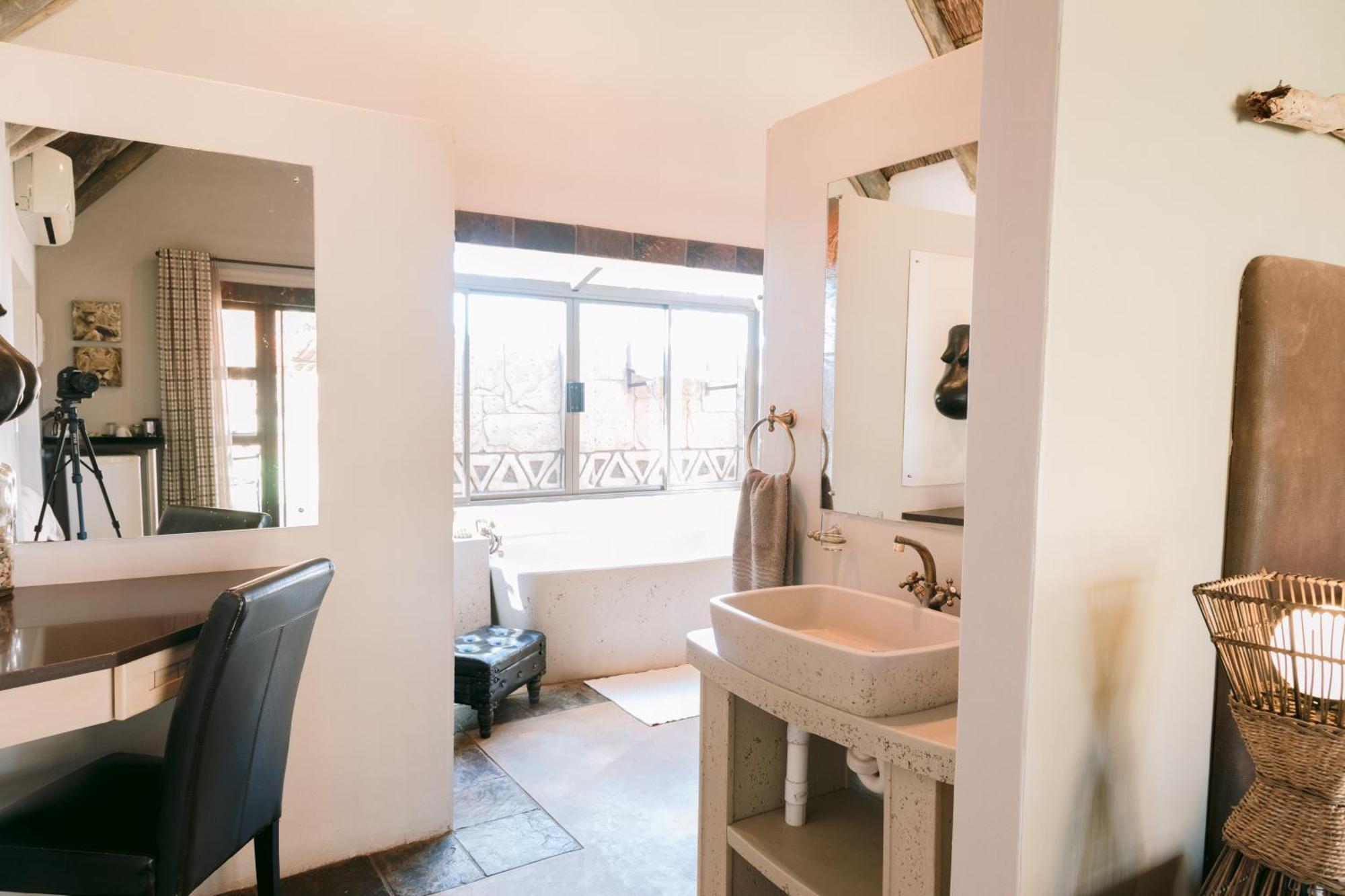 Tshukudiba Game Lodge Tom Burke Bagian luar foto